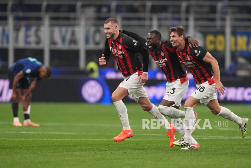 Dari kiri, Strahinja Pavlovic, Fikayo Tomori, dan Matteo Gabbia dari AC Milan merayakan kemenangan atas Inter Milan dalam lanjutan Serie A LIga Italia di Giuseppe Meazza, Milan, Senin, 24 November 2025 dini hari WIB.. 