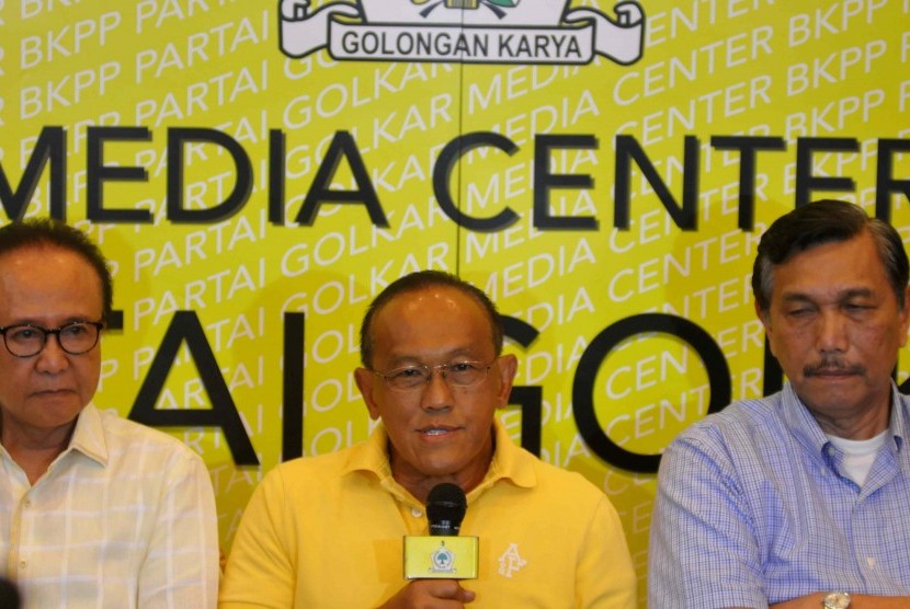 dari kiri) Wakil Ketua Umum Golkar Cicip Sharif Sutardjo, Ketua Umum Partai Golkar Aburizal Bakrie, dan Wakil Ketua Wantim Golkar Luhut Panjaitan 