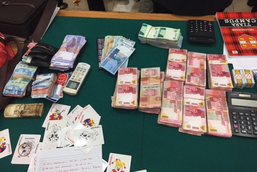 Dari penangkapan perjudian Senin (12/3) polisi menyita sejumlah barang bukti, diantaranya uang.