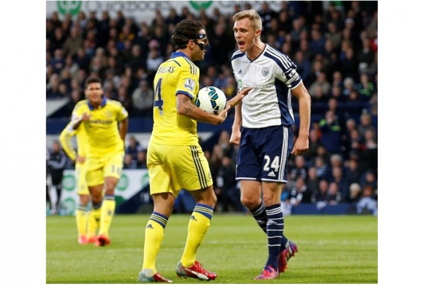 Darren Fletcher (kanan) bersitegang dengan Cesc Fabregas