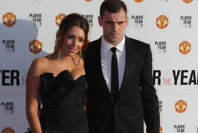 Darron Gibson dan istrinya, Danielle.