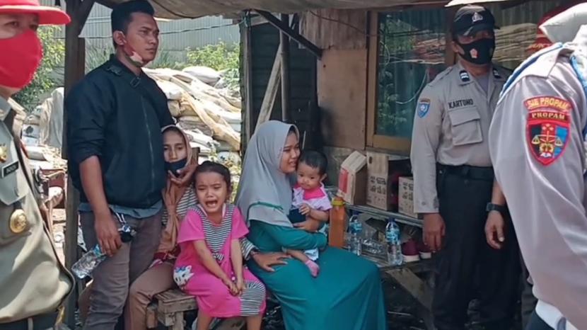 Darsi dan keluarga yang menangis melihat rumahnya digusur pihak pemilik lahan di Jalan Raya Cakung Cilincing, Kelurahan Cakung Timur, Kecamatan Cakung, Jakarta Timur, Senin (31/8).