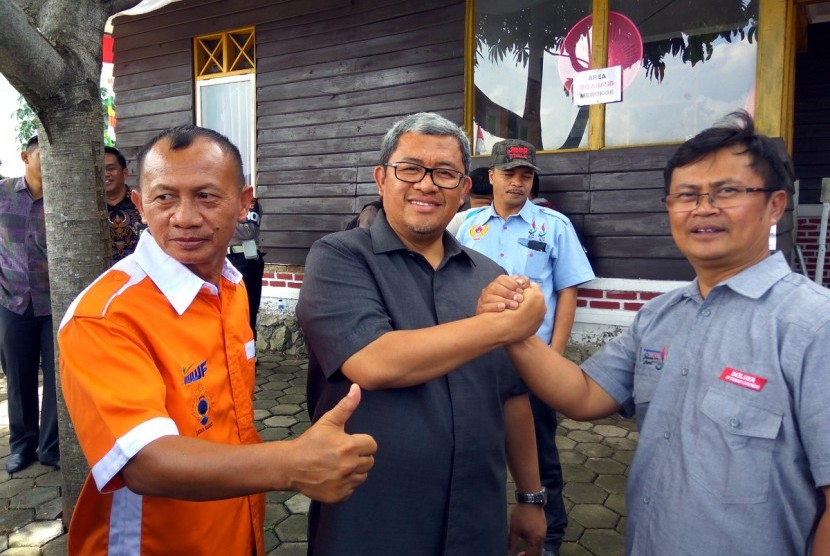 Darwin Suratman (kanan) bersama Gubernur Jabar Ahmad Heryawan dan Letkol Infantri Slamet Suhari (kiri) 