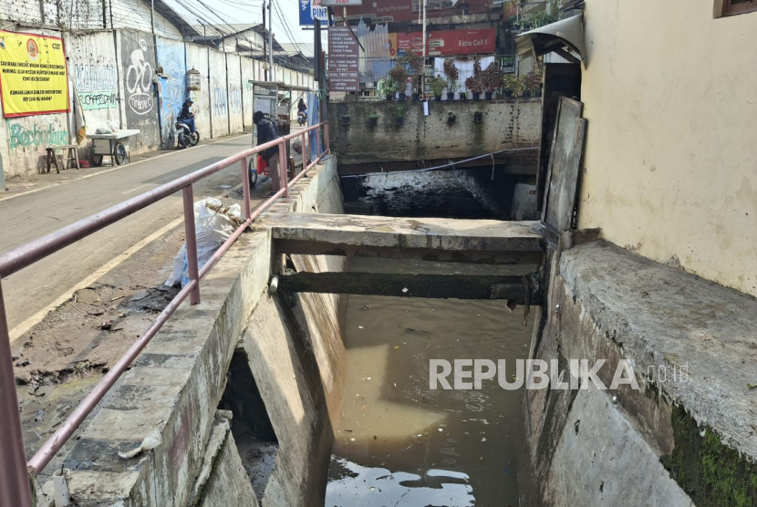 DAS Cilember di Kelurahan Cigugur Tengah, Kecamatan Cimahi Tengah, Kota Cimahi, Jawa Barat yang Dipenuhi Bangunan.