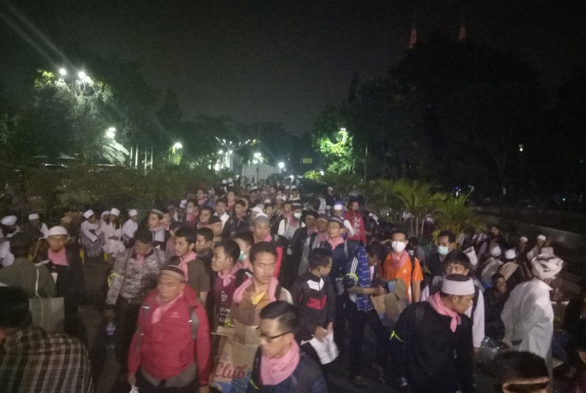 Muslims from various province spend the night at Istiqlal mosque on early Friday (11/4). After Friday prayer, they will marched to Presidential Palace to hold demonstration against alleged religious blasphemy by Jakarta's incumbent governor Basuki Tjahaja Purnama.  