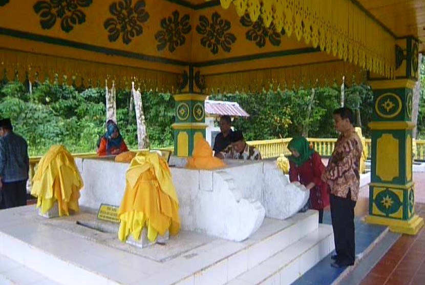 Datu Luwu ke-40 Andi Maradang Mackulau Opu To Bau saat berziarah ke makam leluhur di  Tanjung Pinang, Kepri