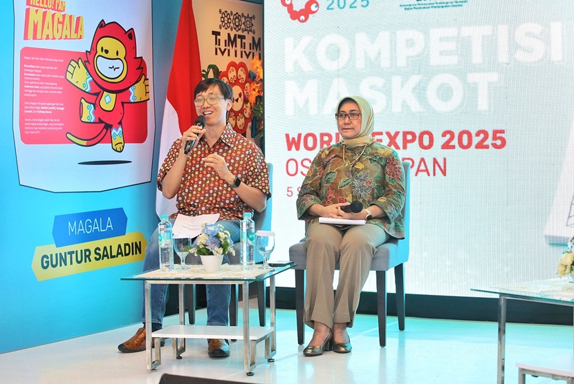 Daud Nugraha, Pemilik Desain TUMTUM, yang menjadi Pemenang Kompetisi Desain Maskot Indonesia untuk World Expo 2025 Osaka, bersama dengan Dr. Vivi Yulaswati, M.Sc., Deputi Bidang Kemaritiman dan Sumber Daya Alam di Kementerian PPN/ Bappenas