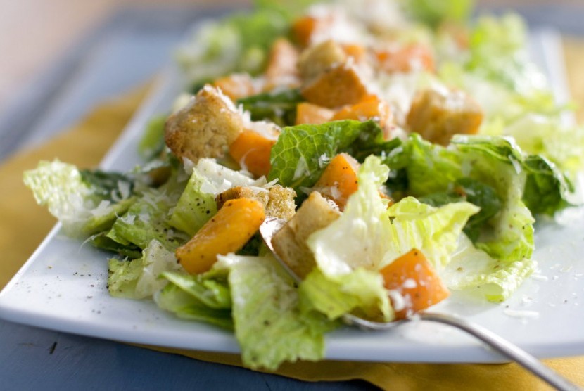 Daun selada Romaine merupakan bahan utama untuk salad, terutama Caesar Salad.