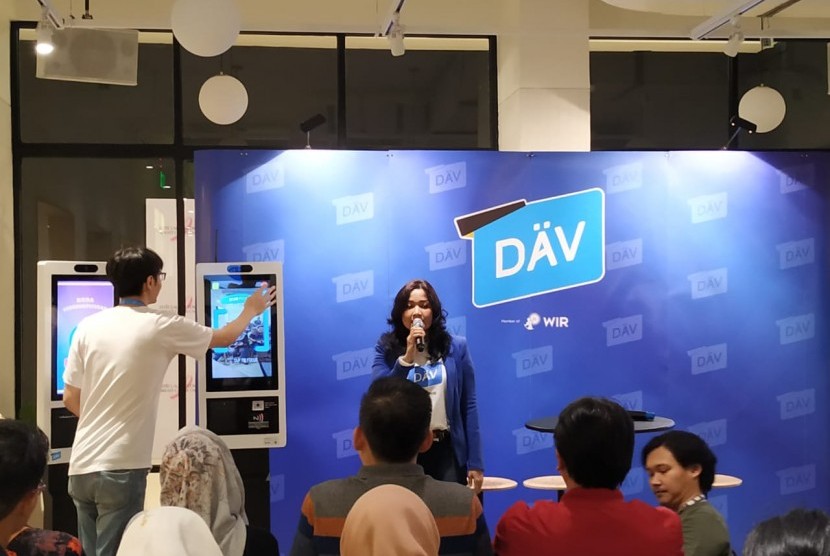 DAV meluncurkan DAV 2.0, sebagai inovasi terbarunya yang memanfaatkan teknologi Artificial Intelligence dan Augmented Reality berbasis IoT (Internet of Things) untuk mendukung perkembangan sektor ritel di Indonesia di Plaza Indonesia, Jakarta, Jumat (8/11). 
