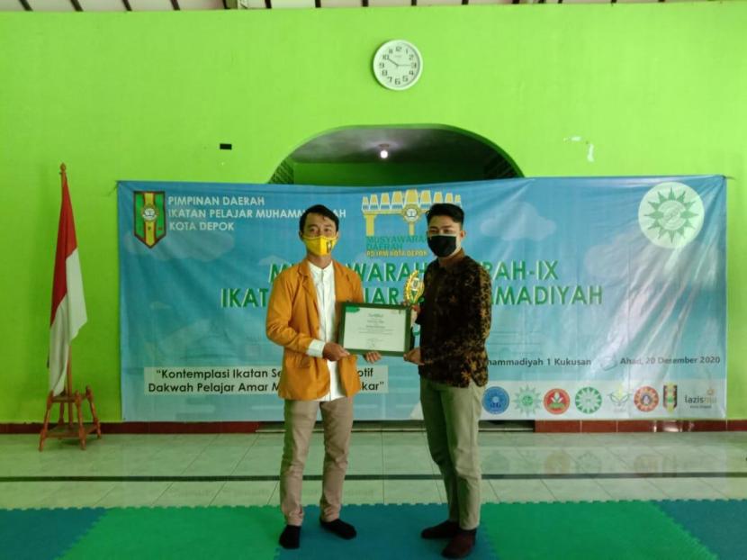 Dava Zul Abdi, mahasiswa STMIK Nusa Mandiri, juara pertama Lomba Logo Musyawarah Daerah IX Pimpinan Daerah Depok. 