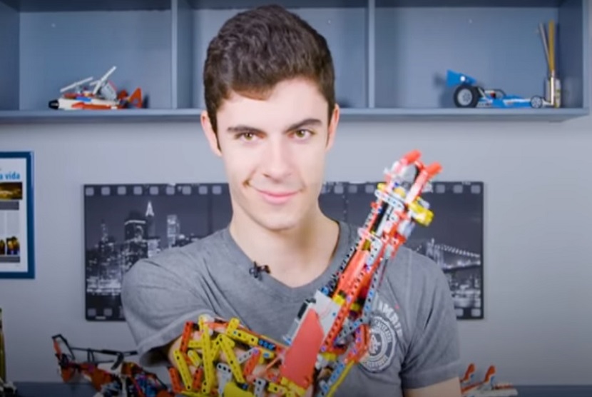 David Aguilar, seorang remaja (19 tahun) berhasil menciptakan lengan buatan untuk dirinya dengan menggunakan Lego