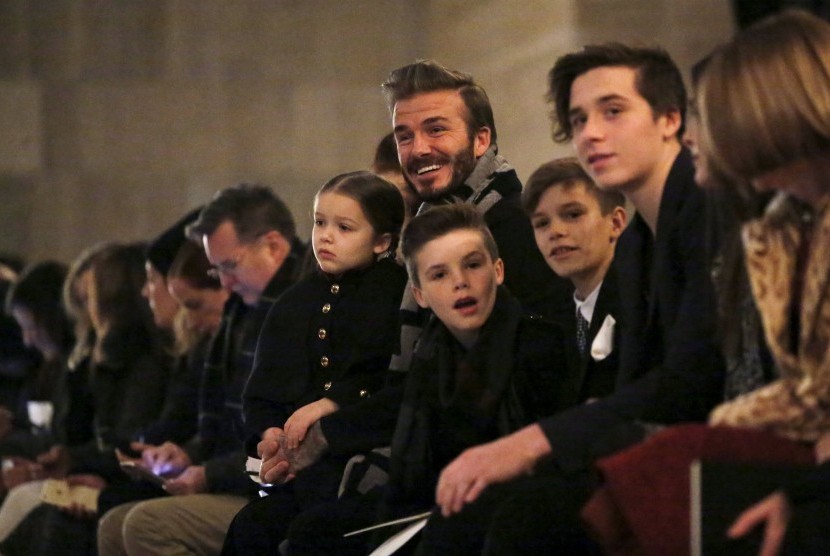 David Beckham bersama empat anaknya saat menghadiri pergelaran busana Victoria Beckham di New York Fashion Week (14/2).