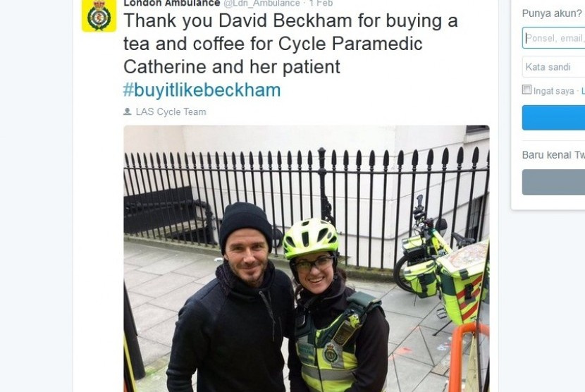 David Beckham bersama paramedis yang dibelikannya minuman hangat seperti diunggah akun Twitter London Ambulance Service.