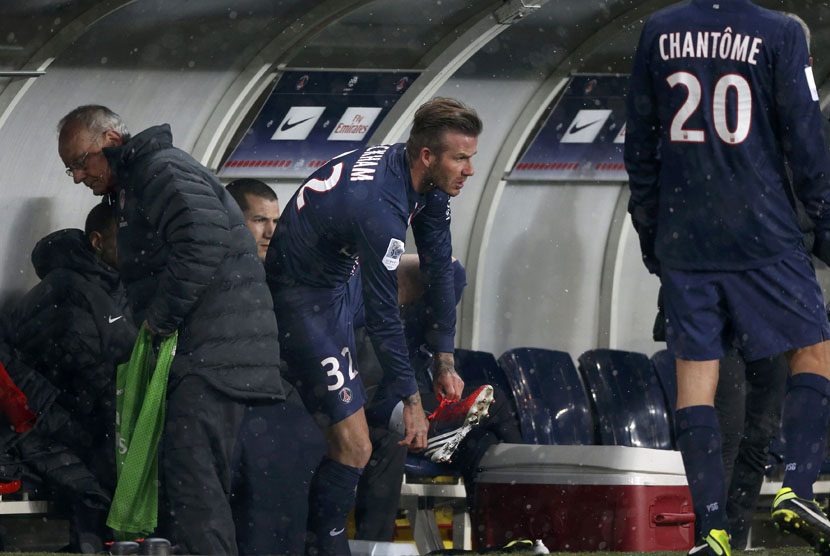   David Beckham bersiap untuk memasuki lapangan dalam pertandingan melawan Olympic Marseille di Stadion Parc des Princes,Paris, Ahad (24/2).   (Reuters/Charles Platiau)