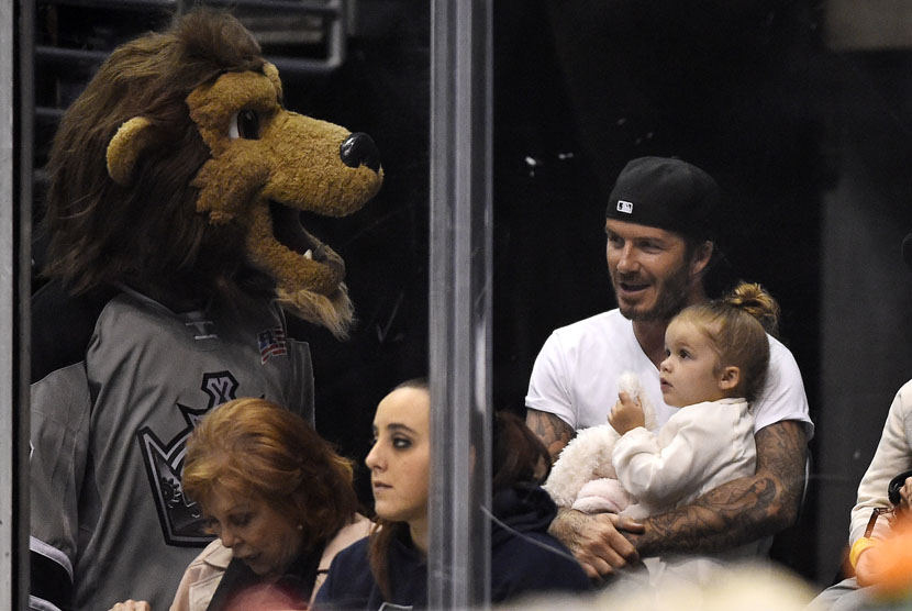  David Beckham (kanan) menggendong putri bungsunya Harper. 