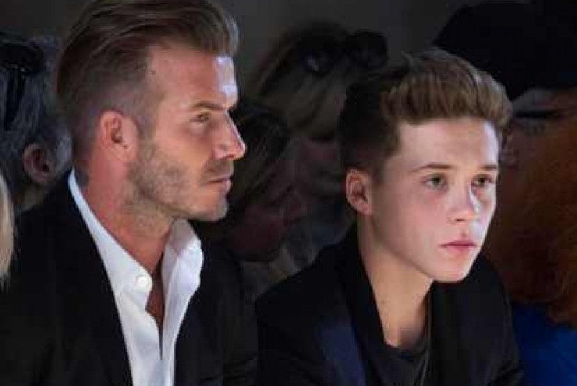 David Beckham (kiri) dan anaknya Brooklyn.