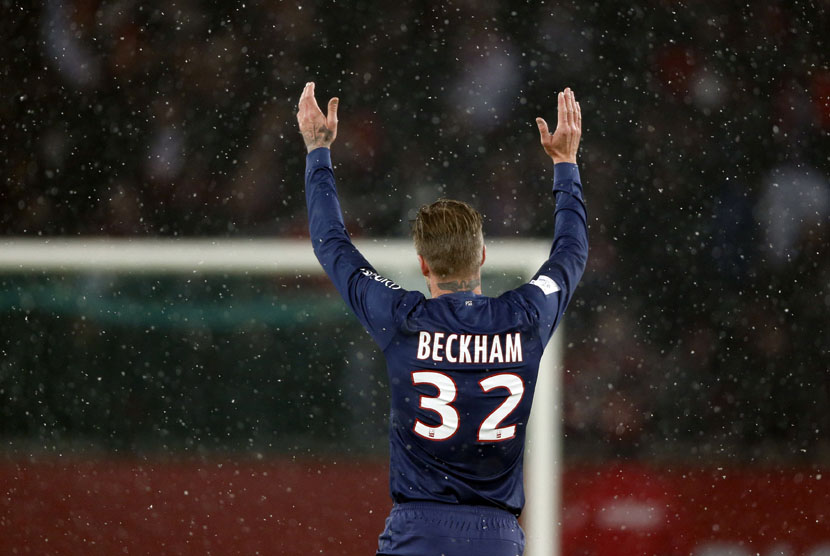   David Beckham melambaikan tangan ke arah penonton usai pertandingan melawan Olympic Marseille di Stadion Parc des Princes,Paris, Ahad (24/2).   (Reuters/Charles Platiau)