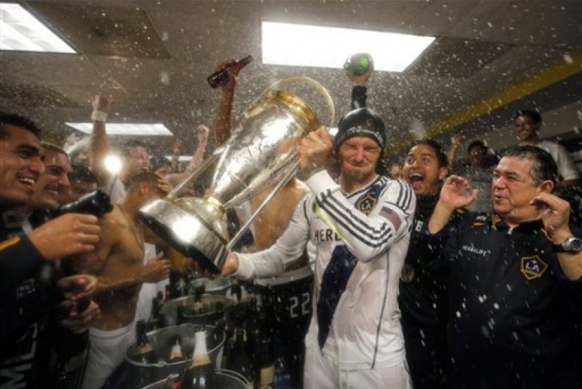 David Beckham merayakan gelar juara Piala MLS bersama rekan-rekannya di LA Galaxy, Ahad (2/12). 