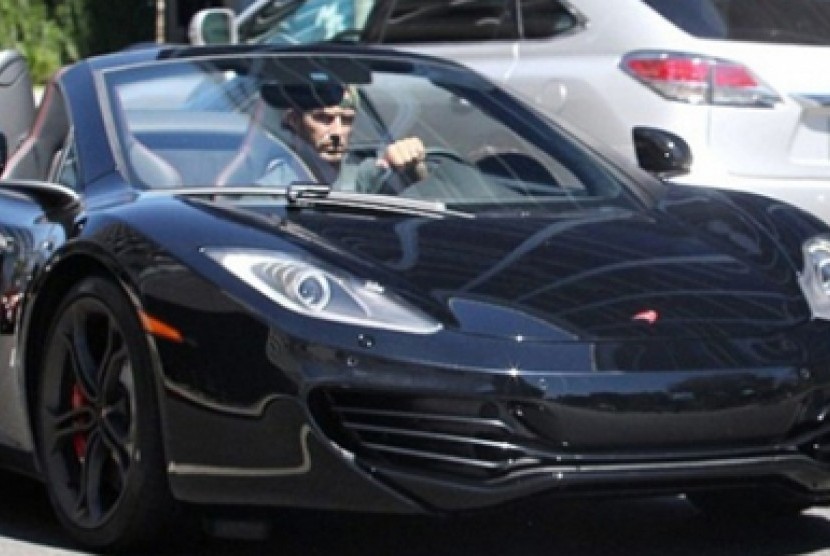 David Beckham tertangkap kamera sedang mengendarai mobil anyarnya, McLaren 12C Spider Roadster di Beverly Hills.