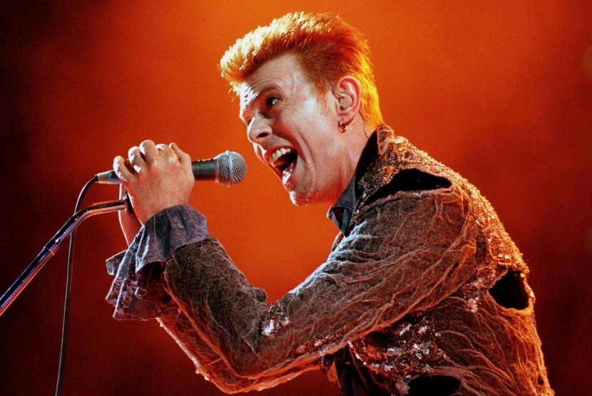 David Bowie dalam sebuah pertunjukan di Athena tahun 1996.