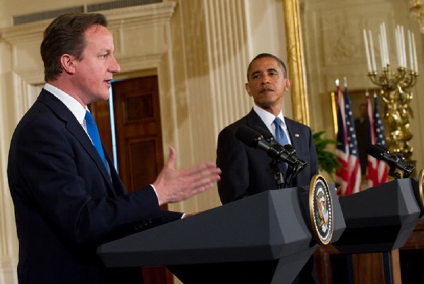 David Cameron, depan, dan Barack Obama.