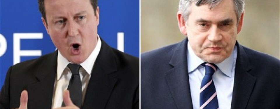 David Cameron (kiri) dan Gordon Brown (kanan)