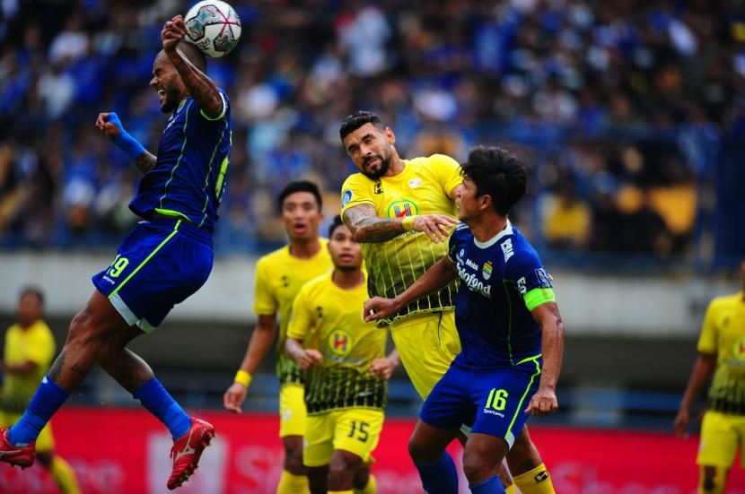 David Da Silva berduel di udara pada laga BRI Liga 1 Indonesia antara Persib Bandung melawan Barito Puttra di Stadion GBLA Bandung, Jumat (16/9/2022). Hingga babak pertama berakhir kedudukan sementara 4-0 untuk Persib Bandung.