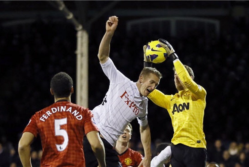 David De Gea (kanan), kiper Manchester United, beraksi menyelamatkan bola saat menghadapi Fulham di Stadion Craven Cottage, London, Sabtu (2/2) 