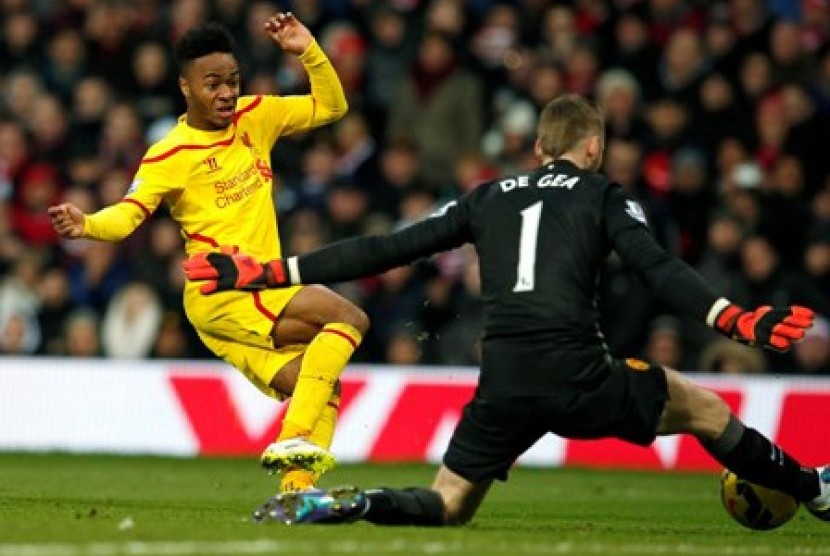 David De Gea (kanan) saat mengadang tendangan Raheem Sterling, Ahad (14/12).