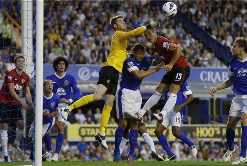 David De Gea (tengah), kiper Manchester United, berjibaku mengamankan gawangnya saat menghadapi Everton di Goodison Park, Liverpool, Senin (20/8).