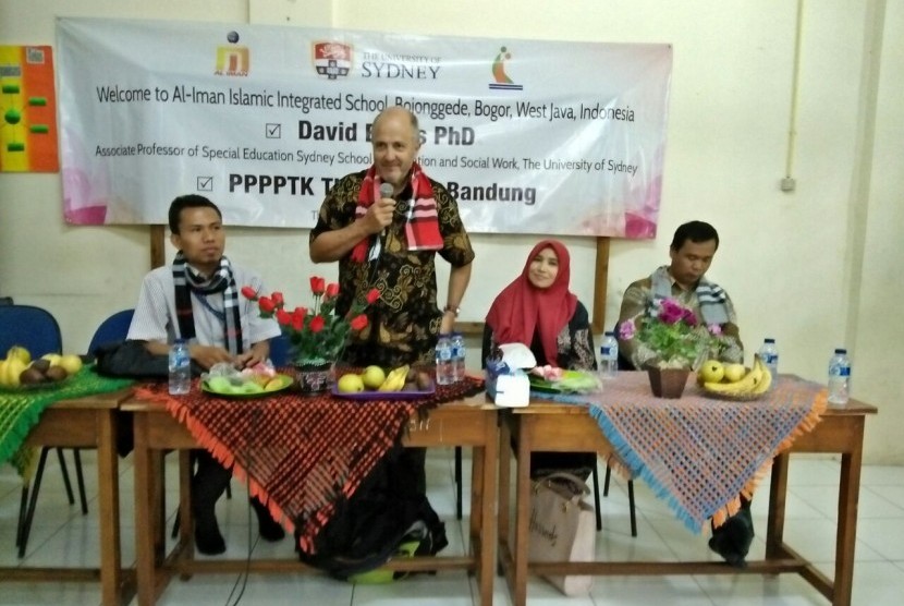 David Evans PhD, pakar pendidikan dari University of Sydney, Australia, berbicara di depan guru dan siswa Sekolah Al-Iman Citayam, Bogor.