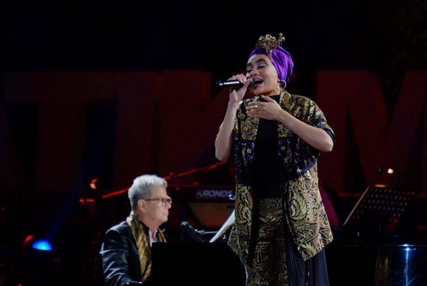 David Foster dan Penyanyi Yuna dalam Batik Music Festival 2019