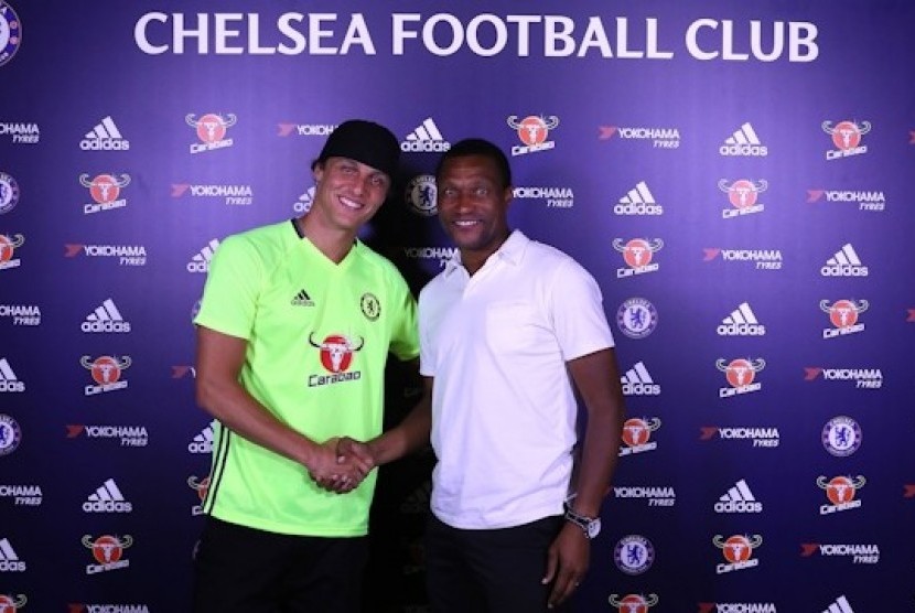 David Luiz (kiri) bersama Direktur Teknik Chelsea Michael Emenalo