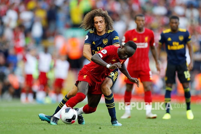 David Luiz mengganggu laju Sadio Mane pada laga Liga Inggris di Stadion Anfield, Liverpool, Ahad dinihari (24/8).