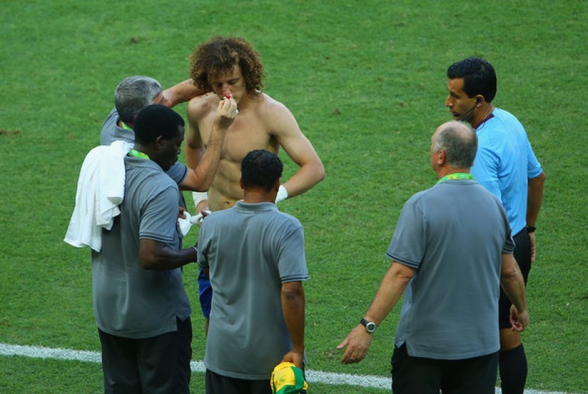 David Luiz mengganti bajunya yang berlumuran darah kala Brasil melawan Meksiko di Piala Konfederasi 2013.