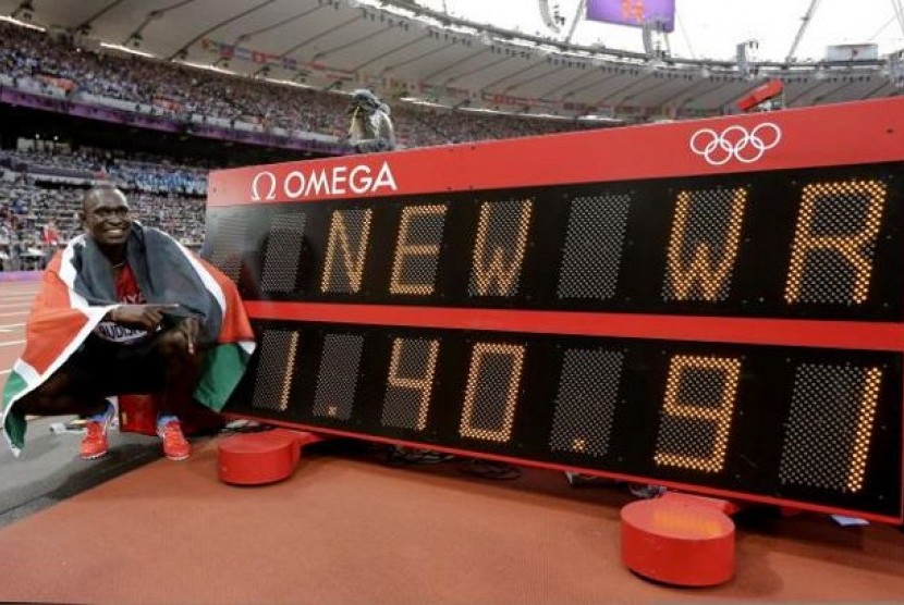 David Rudhisa, duduk di samping catatan waktunya yang memecahka rekor dunia di nomor 800 meter