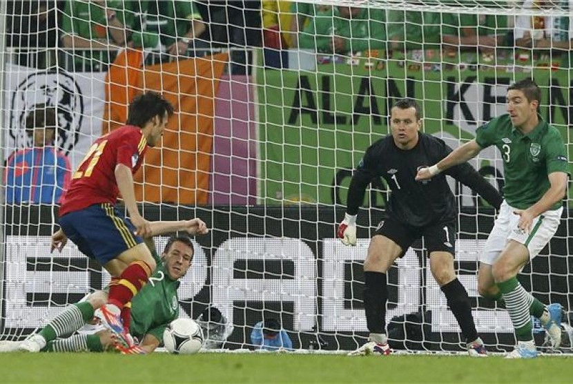  David Silva (kiri), gelandang timnas Spanyol, melepaskan tembakan merobek gawang Republik Irlandia di laga Grup C Piala Eropa 2012 di Gdansk, Polandia, pada Kamis (14/6). 