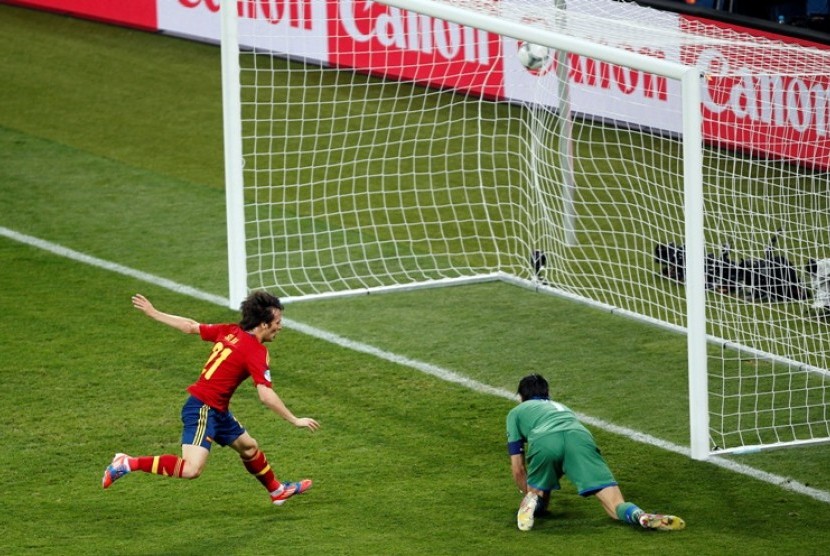 David Silva mencetak gol ke gawang Italia dalam Final Piala Eropa 2012 di Olympic Stadium, Kiev