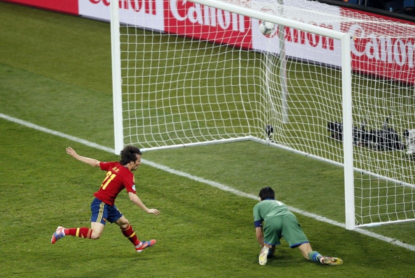 David Silva mencetak gol pertama Spanyol ke gawang Gianlugi Buffon di partai Final Piala Eropa 2012