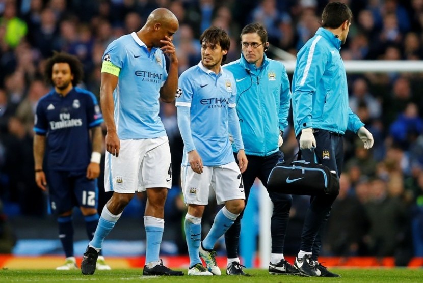 David Silva (tengah) keluar lapangan setelah menderita cedera hamstring lawan Real Madrid.