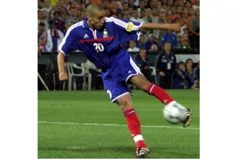 David Trezeguet saat mencetak gol kemenangan Prancis atas Italia.