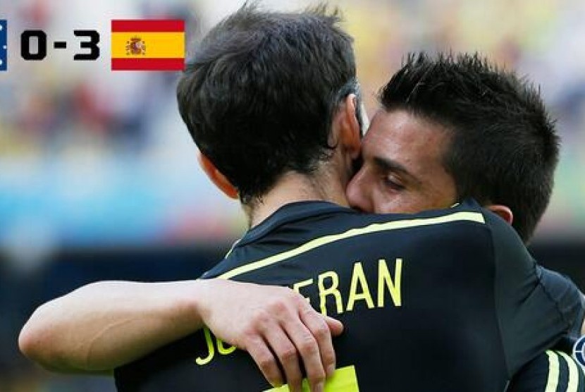 David Villa memeluk Juanfran setelah menjalani laga internasional terakhirnya bersama tim Matador.