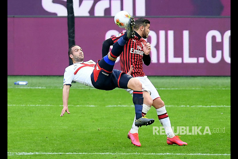 Davide Biraschi (kiri) dan Theo Hernandez beraksi pada laga antara AC Milan melawan Genoa di Stadion San Siro, Milan, Itali, Ahad (8/3) malam. 