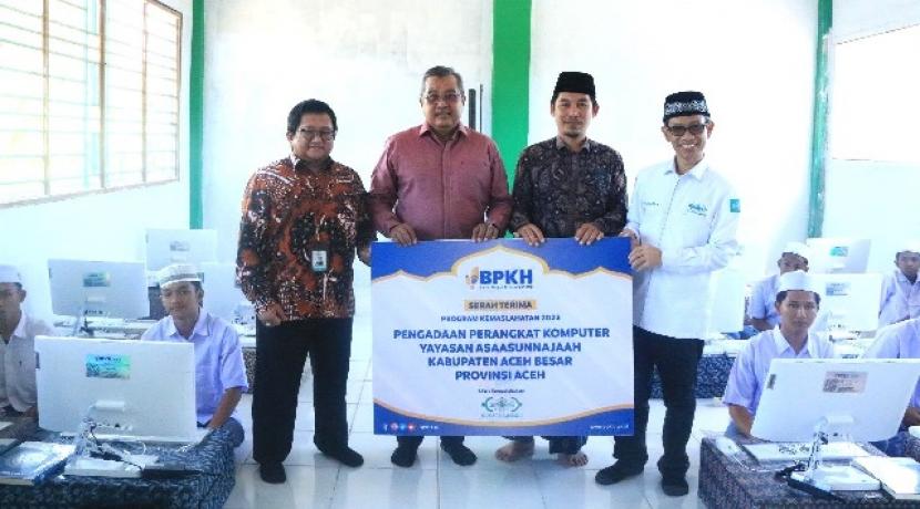 Bantuan sarana bidang teknologi membantu pendidikan di Pesantren Aceh Besar. 