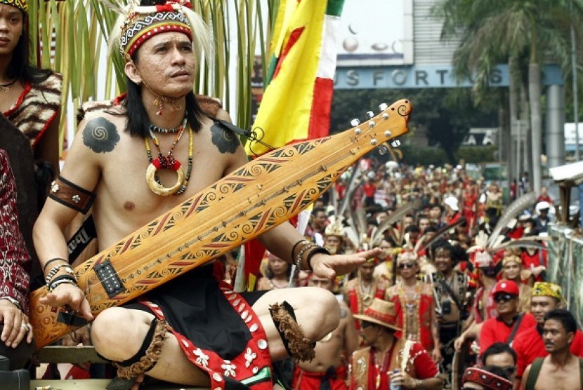 Dayak tribes perform some cultural attractions in a carnival in Jakarta. Borneo Institute plans to open photo and painting exhibition on Dayak history in Palangkaraya, Central Kalimantan on August 29, 2013. (file photo)