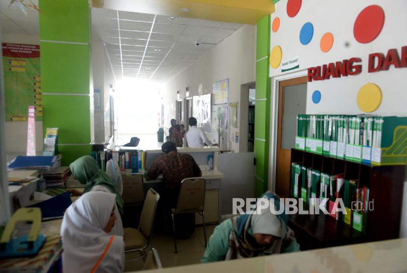 DBD Gunungkidul. Tenaga medis beraktifitas di bangsal Dahlia, RSUD Wonosari, Gunungkidul, Yogyakarta, Jumat (13/3).