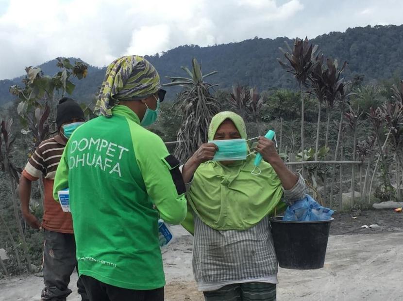 DD Waspada membantu membagikan 1.000 masker untuk warga terdampak erupsi Gunung Sinabung.