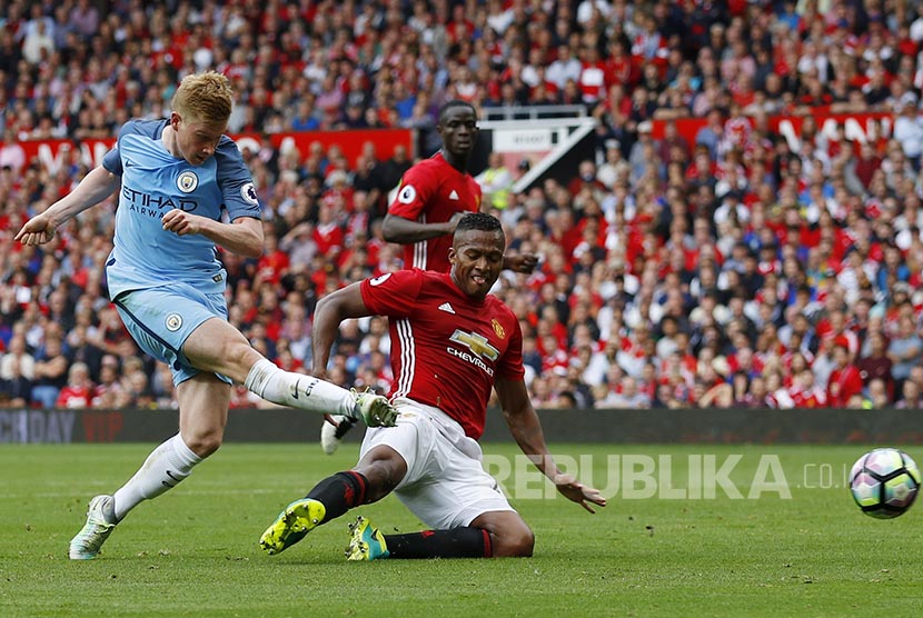 De Bruyne mencetak gol pertama City ke gawang United dalam pertandingan derby Manchester, Sabtu (10/9)