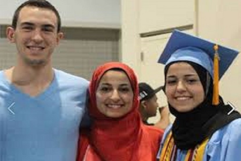 Deah Shaddy Barakat (23), kemudian istrinya Yusor Mohammad (21), dan saudari Deah, Razan Mohammad Abu-Salha (19)
