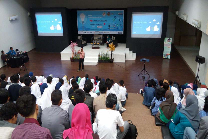 Dealis Hendra Menyampaikan Materi 3 Tren IT di Seminar Technology Weeks 2016, Kaliabang, Bekasi, Sabtu (4/6).